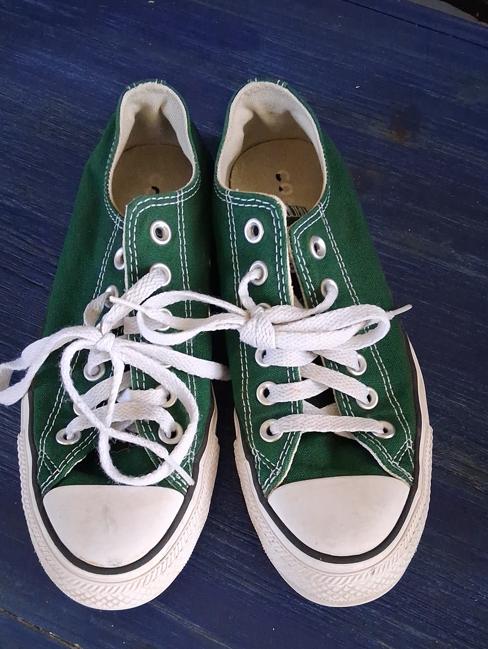 Converse Low Top Green Sneakers Womens 7, Mens 5